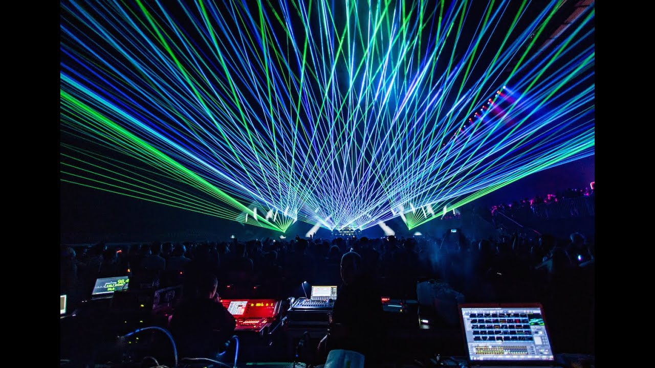 Projektory laserowe tworzą spektakularne pokazy świetlne podczas imprez plenerowych i halowych