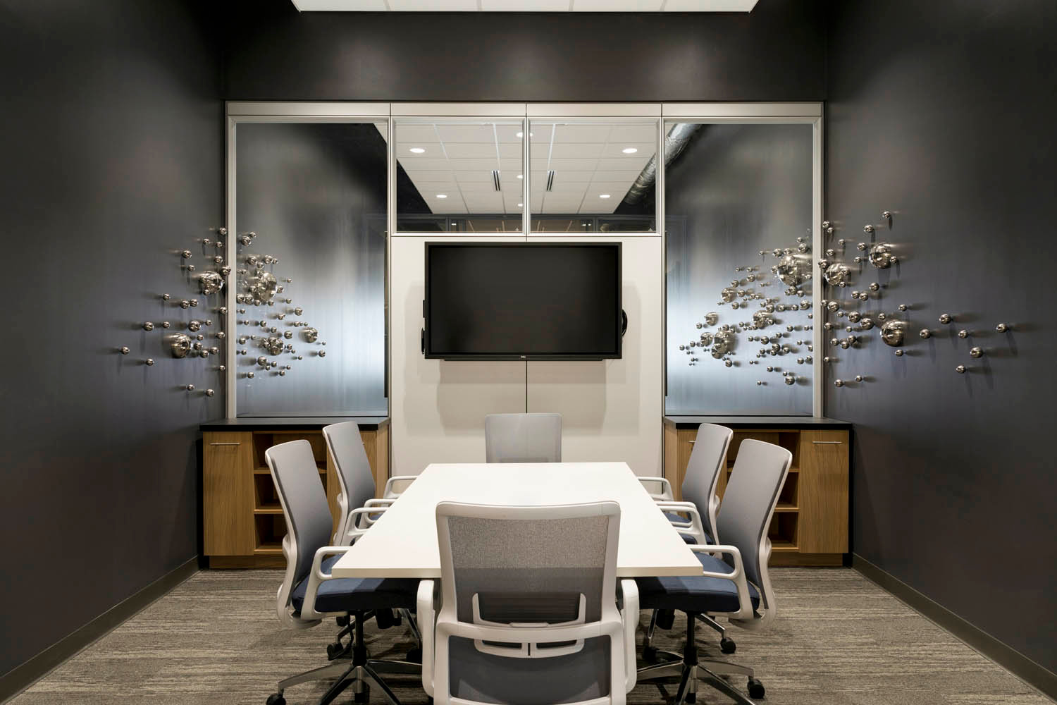 Nowoczesny budynek biurowy z wejściem do sali konferencyjnej i tabliczką informacyjną