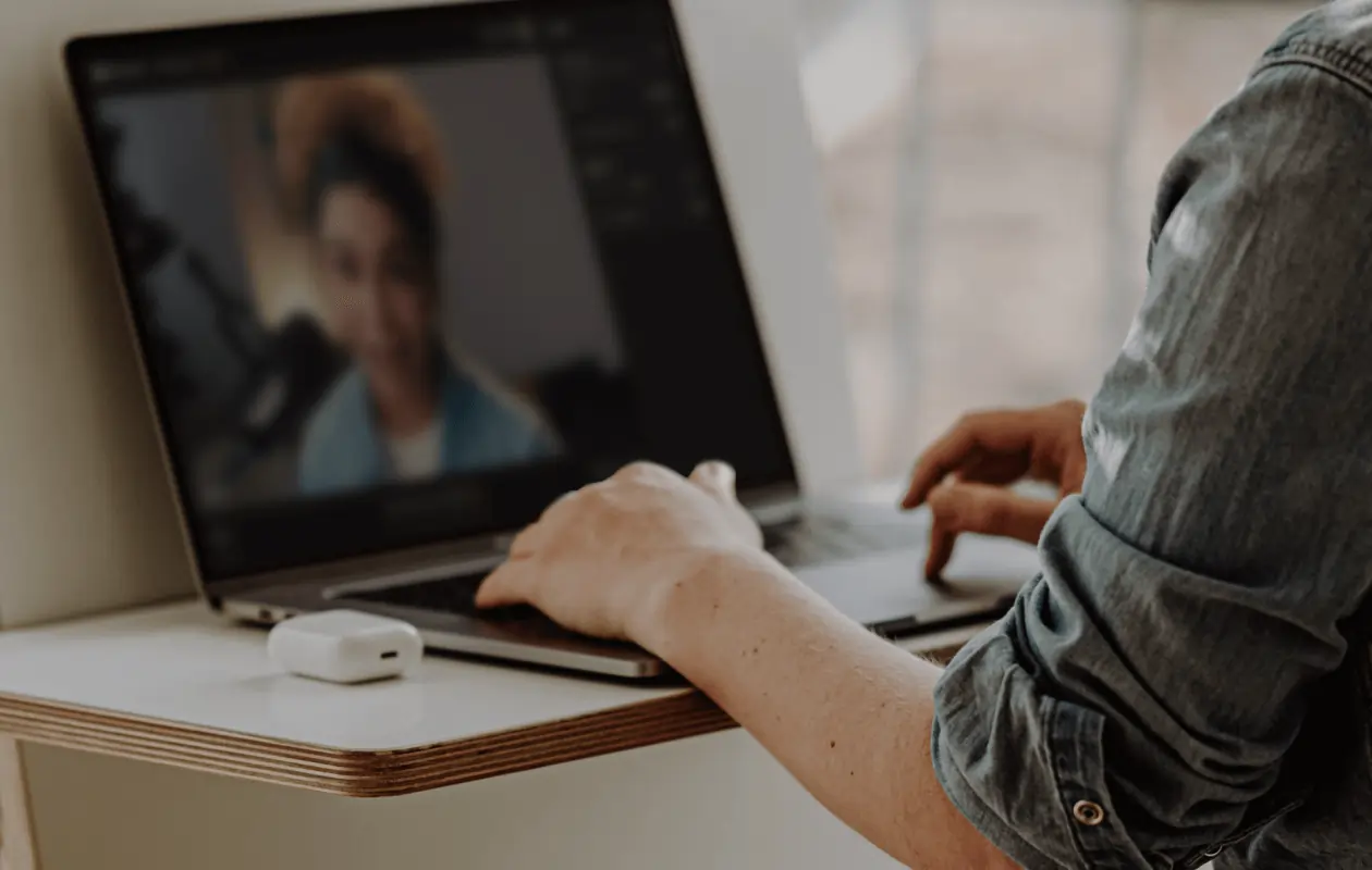 Przycisk nagrywania aktywny na pasku narzędzi webinaru z timerką