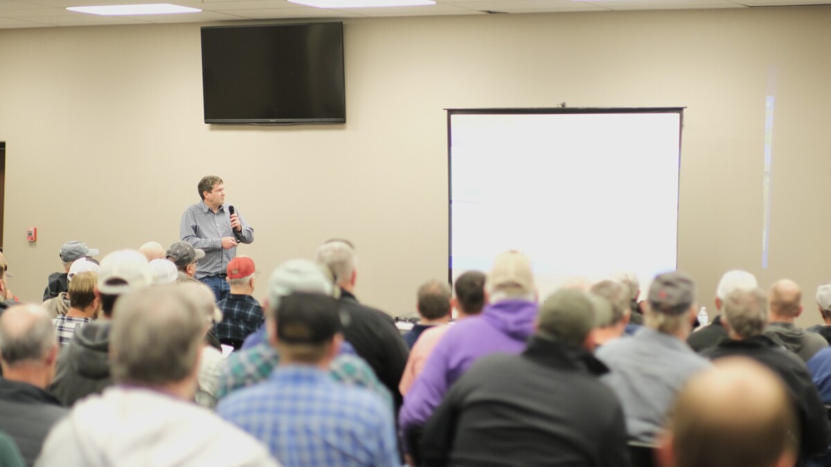 Dwoje uśmiechniętych osób wymieniających prezenty przy stole w restauracji