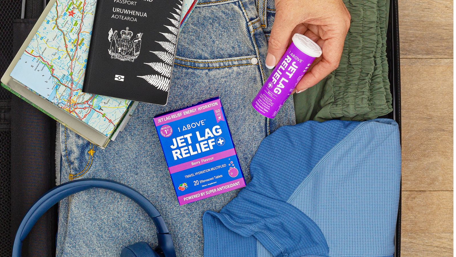 mężczyzna śpi głęboko w łóżku z uśmiechem po kilku dniach