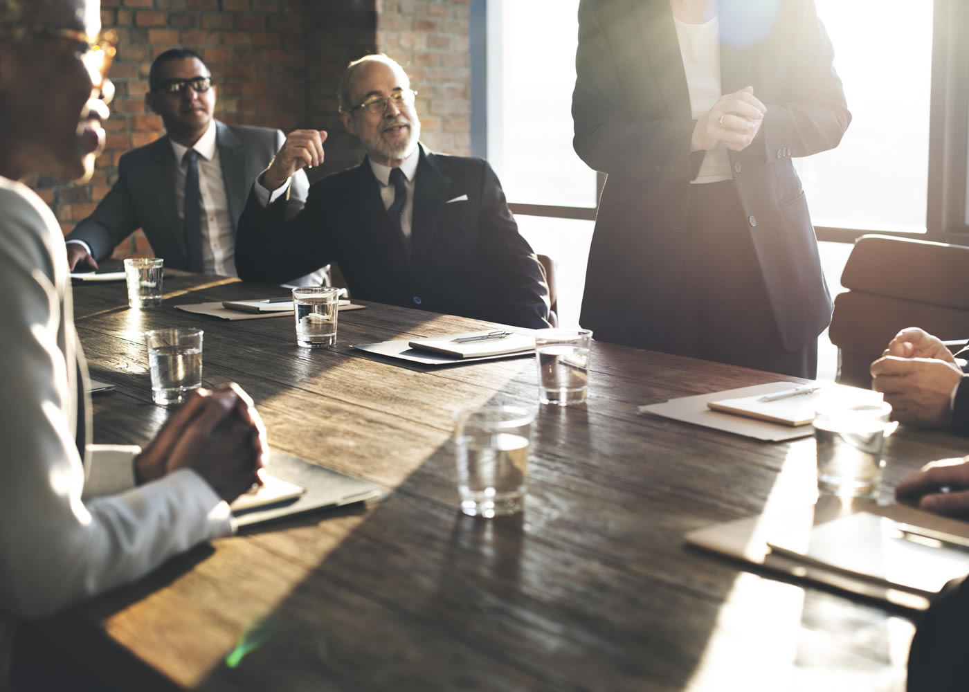 Różnorodna grupa z różnych działów firmowych brainstorminguje wspólnie pomysły