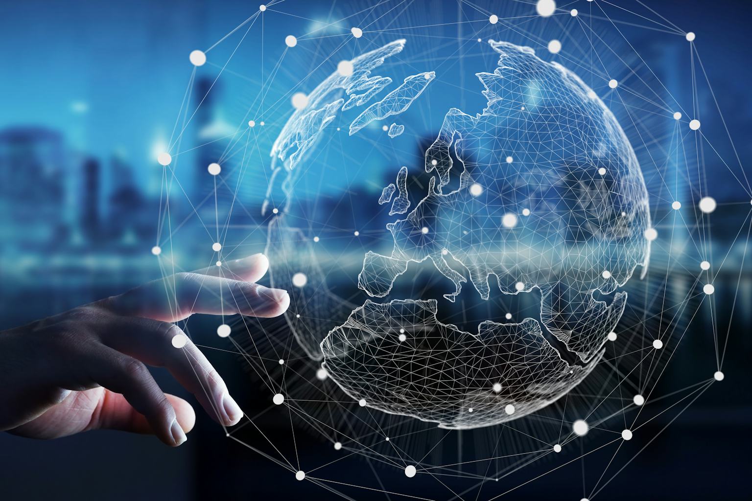 Partnerzy biznesowi kiwają głowami zgadzając się podczas dynamicznego spaceru w otoczeniu drzew