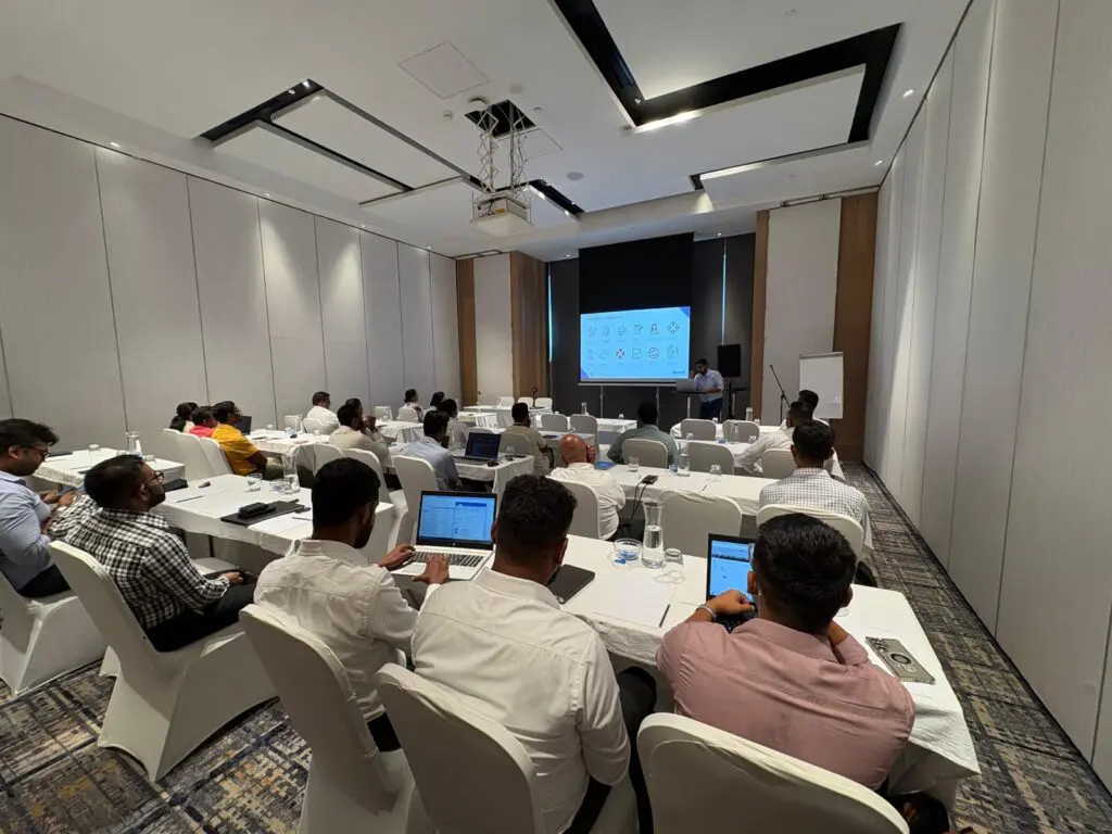 pracownicy relaksujący się na sofach w strefie lounge biurowca