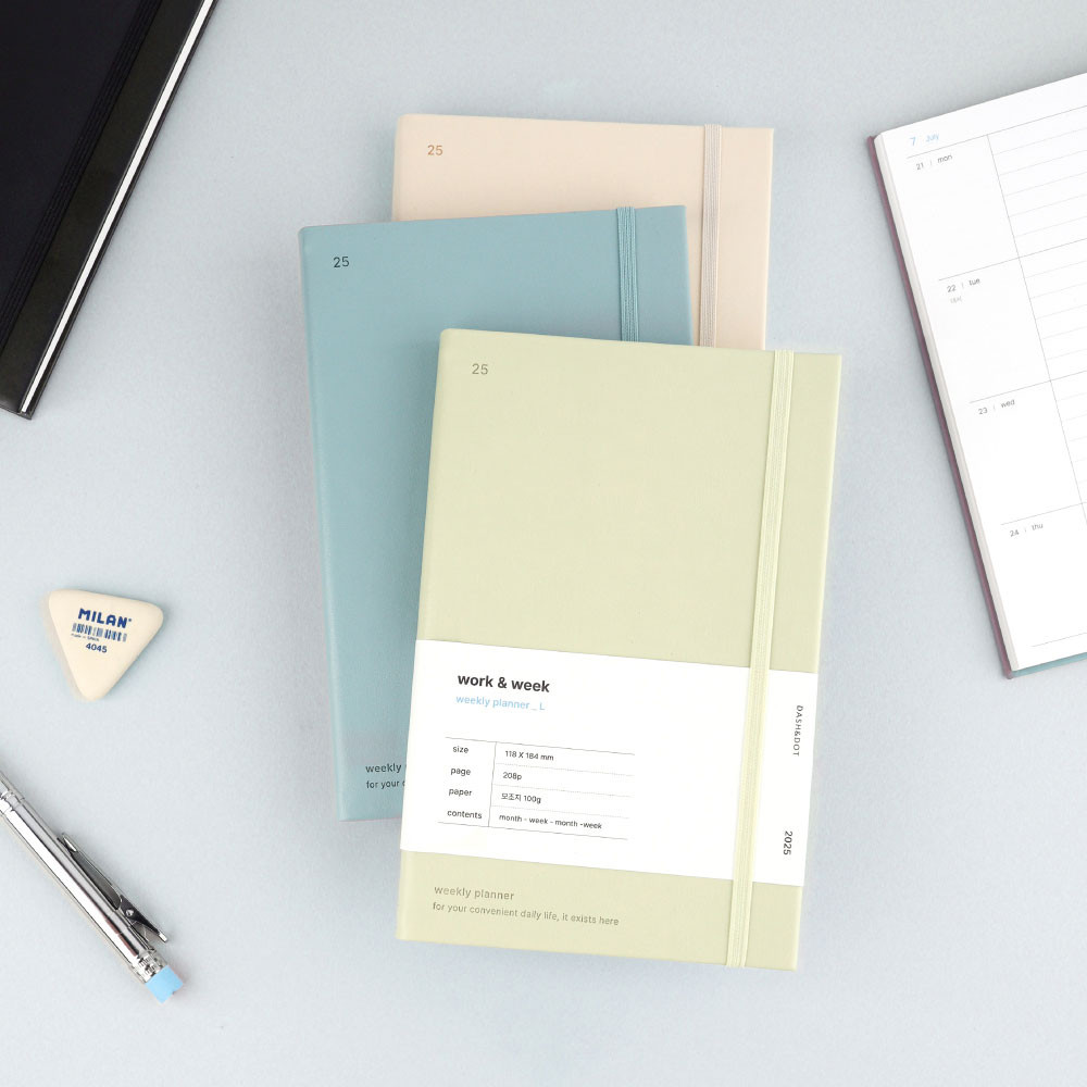 mężczyzna rano pije kawę przeglądając kalendarz na tablecie w kuchni