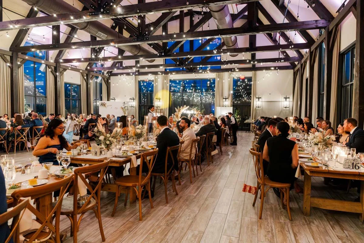 toast szampanem podczas bankietu firmowego uśmiechnięci pracownicy unoszący lampki szampana w toaście na bankiecie