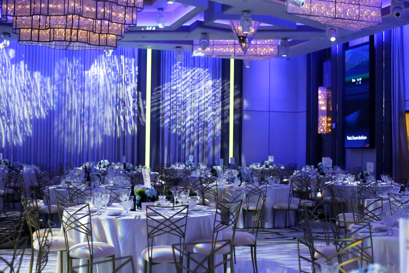 przemówienie szefa podczas bankietu firmowego szef firmy w garniturze wygłaszający przemówienie z mikrofonem na scenie bankietowej