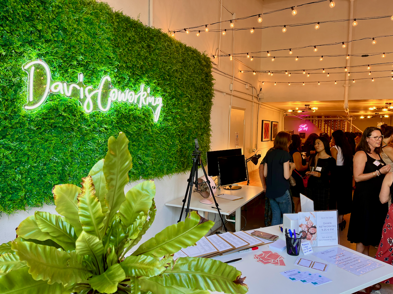 prezenterka z mikrofonem na podium przed siedzącą widownią w sali konferencyjnej