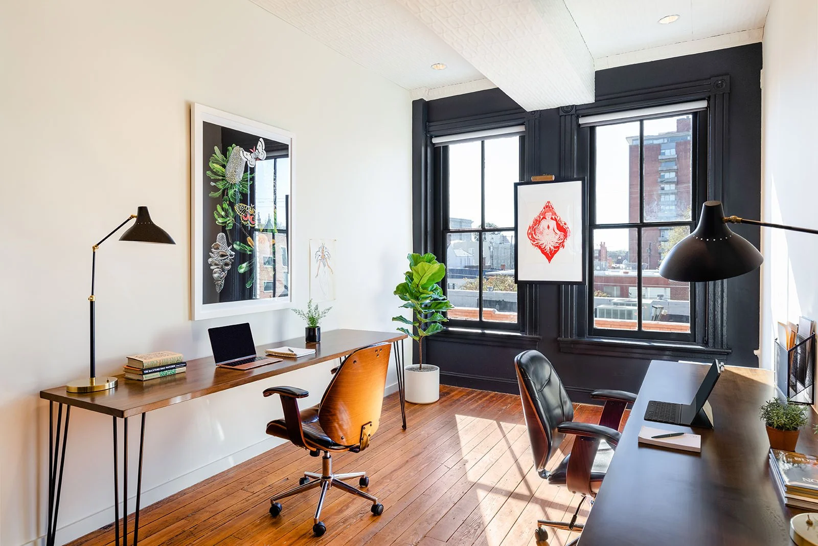 grupa uśmiechniętych profesjonalistów networkingujących w jasnym biurze coworking z banerami dni otwartych