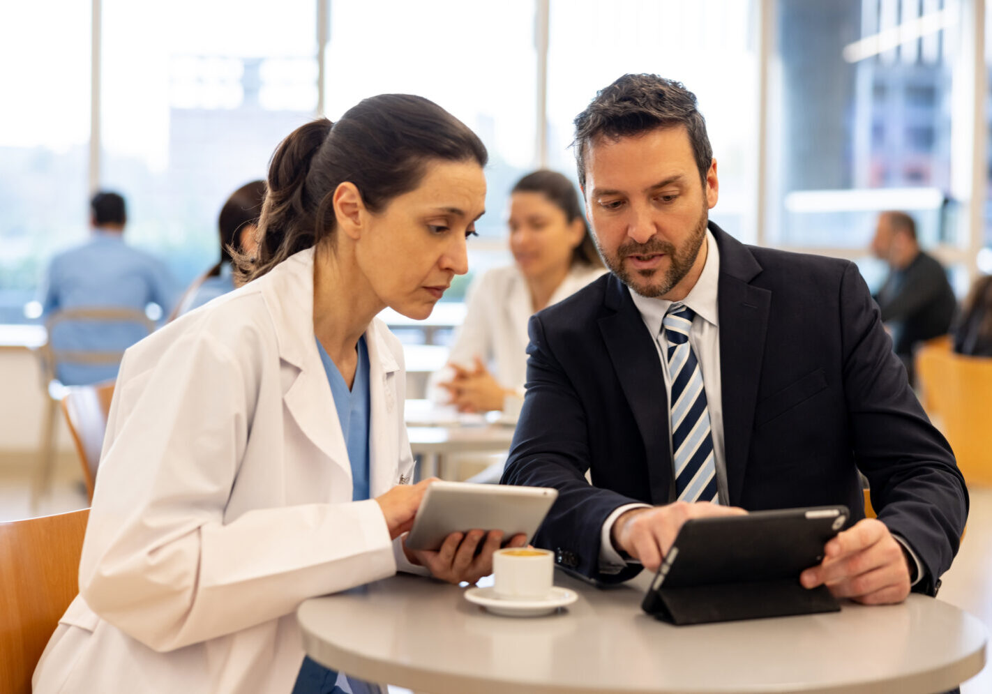 Coworking space z kawą na barze ludźmi pracującymi przy biurkach