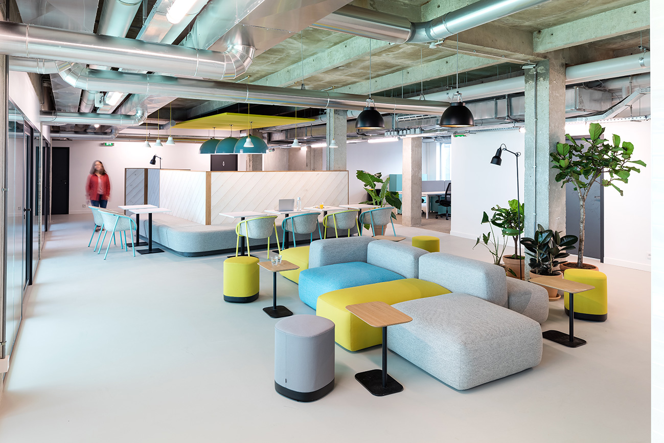 widok z biura na ruchliwą ulicę miasta podczas pracy zdalnej