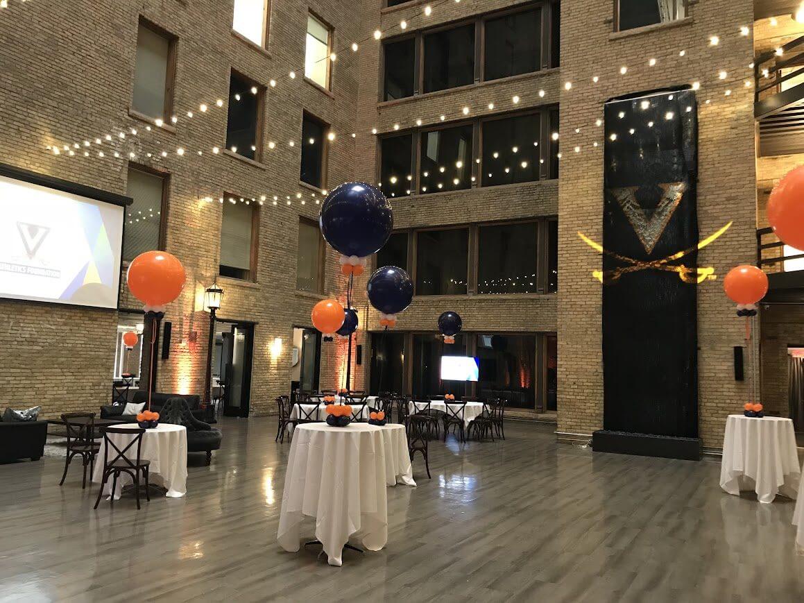 taniec par na parkiecie bankietu firmowego para tańcząca na parkiecie z kolorowymi światłami otoczonej gośćmi bankietu