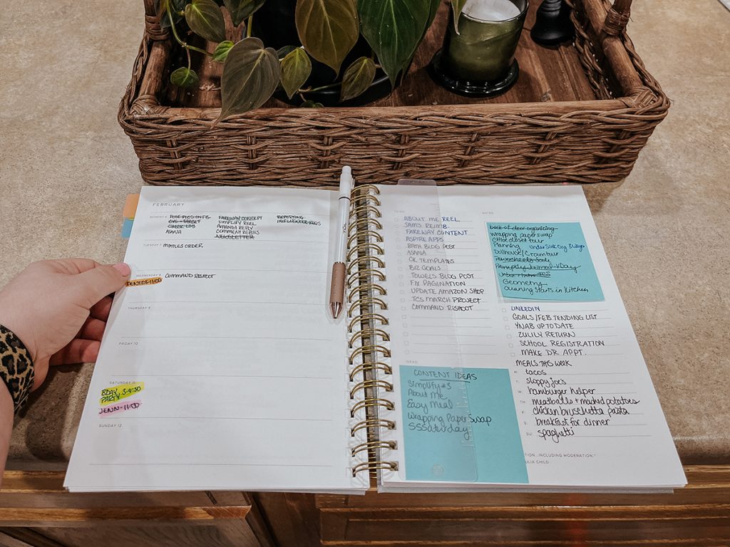 osoba w parku spaceruje z telefonem sprawdzając zaplanowane przerwy