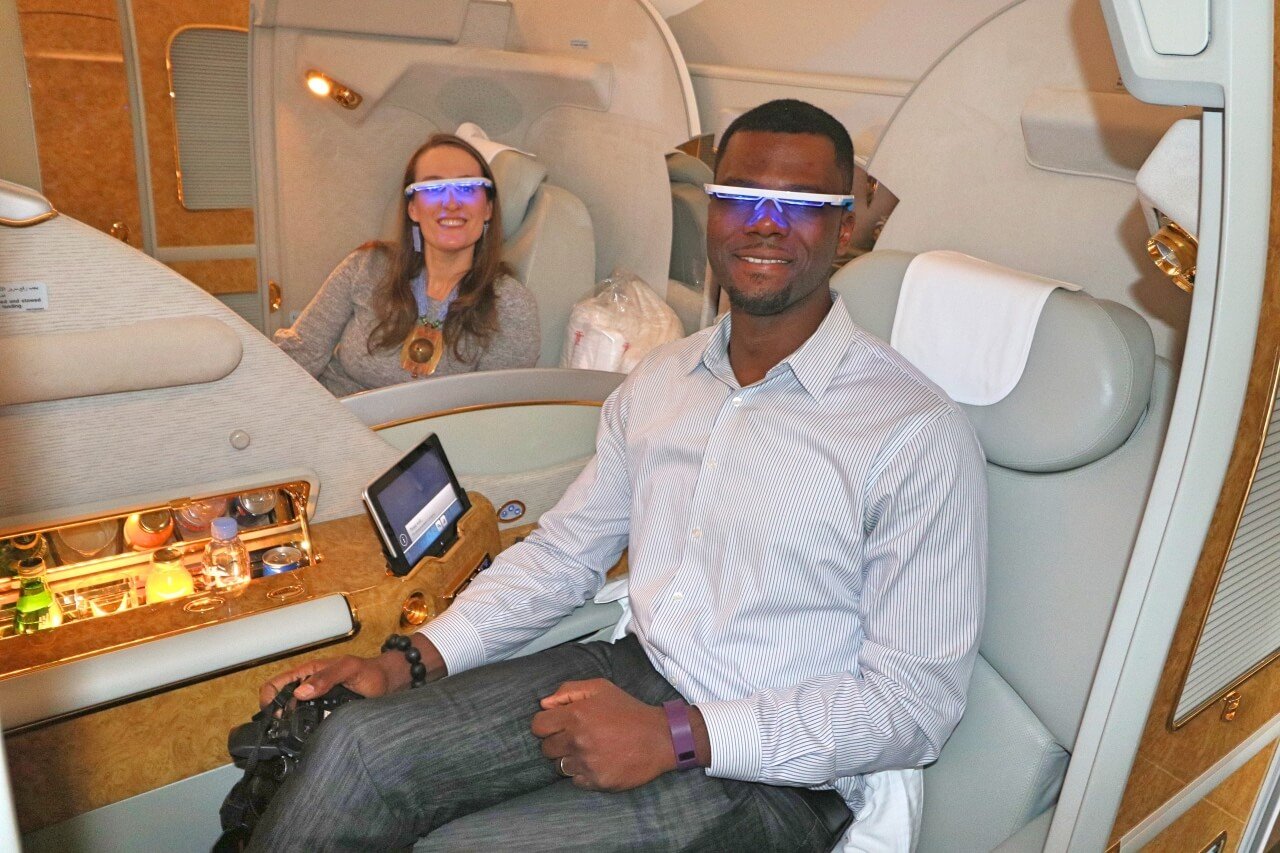 zmęczony podróżnik z walizką ziewa na ruchliwym lotnisku po locie