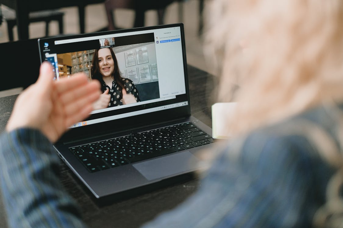 zespół klaszczący dłońmi po udanym spotkaniu online na ekranie