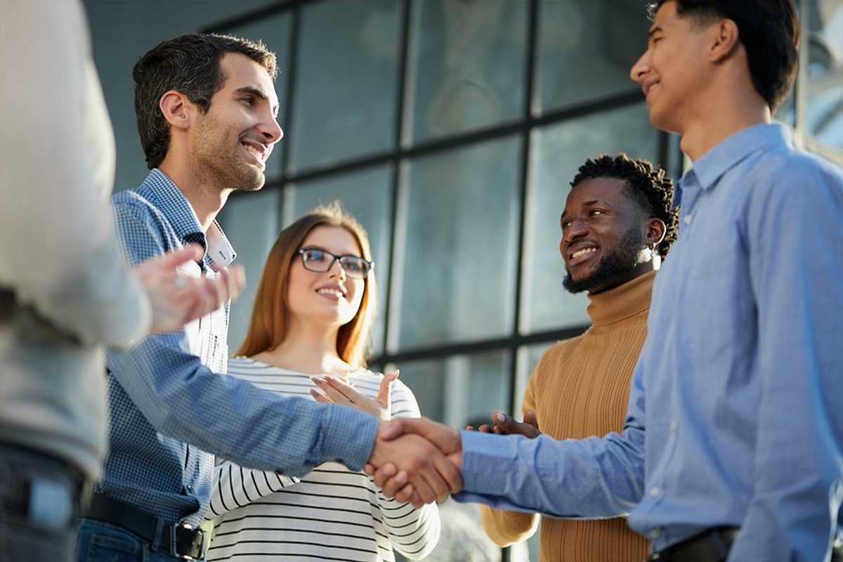 Dyskusja networkingowa z narzędziami pracy Osoby biznesowe z tabletami i notatnikami dyskutują w kręgu na evencie networkingowym