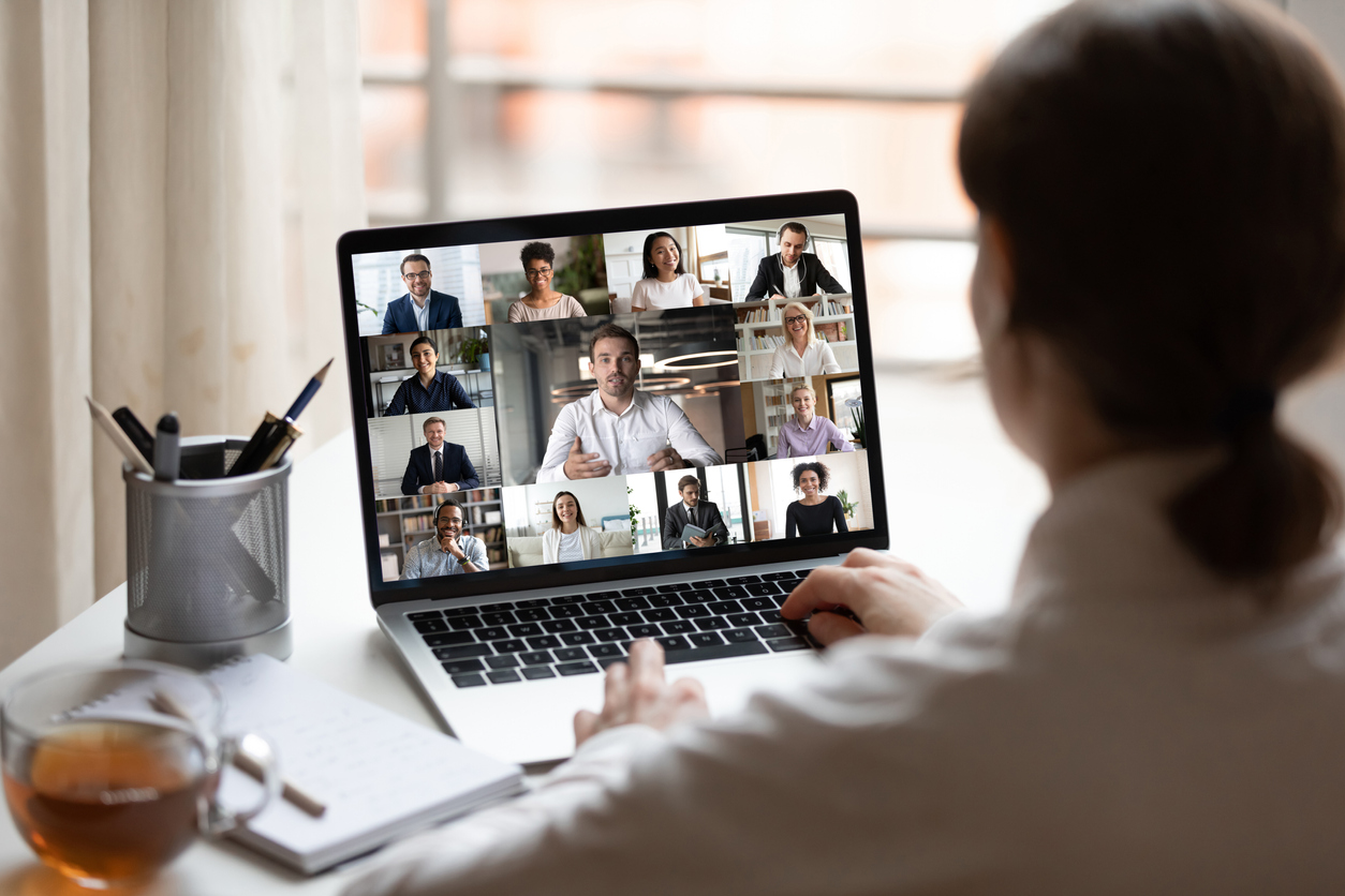 Wykresy statystyk po webinarze pokazujące liczbę uczestników i czas oglądania