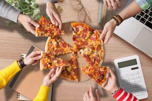 Dzień pizzy w biurze – jak zamienić wspólny posiłek w autentyczne spotkanie, które zbliża zespół?