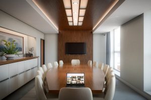 Sala konferencyjna, lokalizacja, wyposażenie techniczne: od czego zależy sukces biznesowego spotkania?