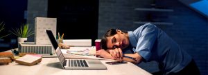 Praca zmianowa a zegar biologiczny: co dzieje się z melatoniną w czasie nocnych zmian?