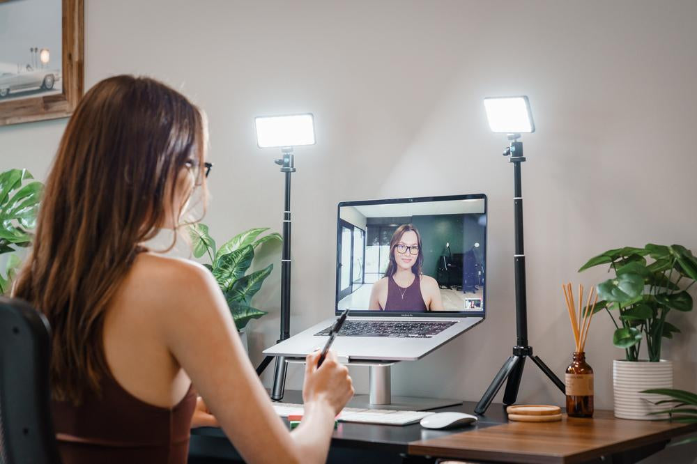 ekran z powiększonym widokiem okna czatu uczestników webinaru