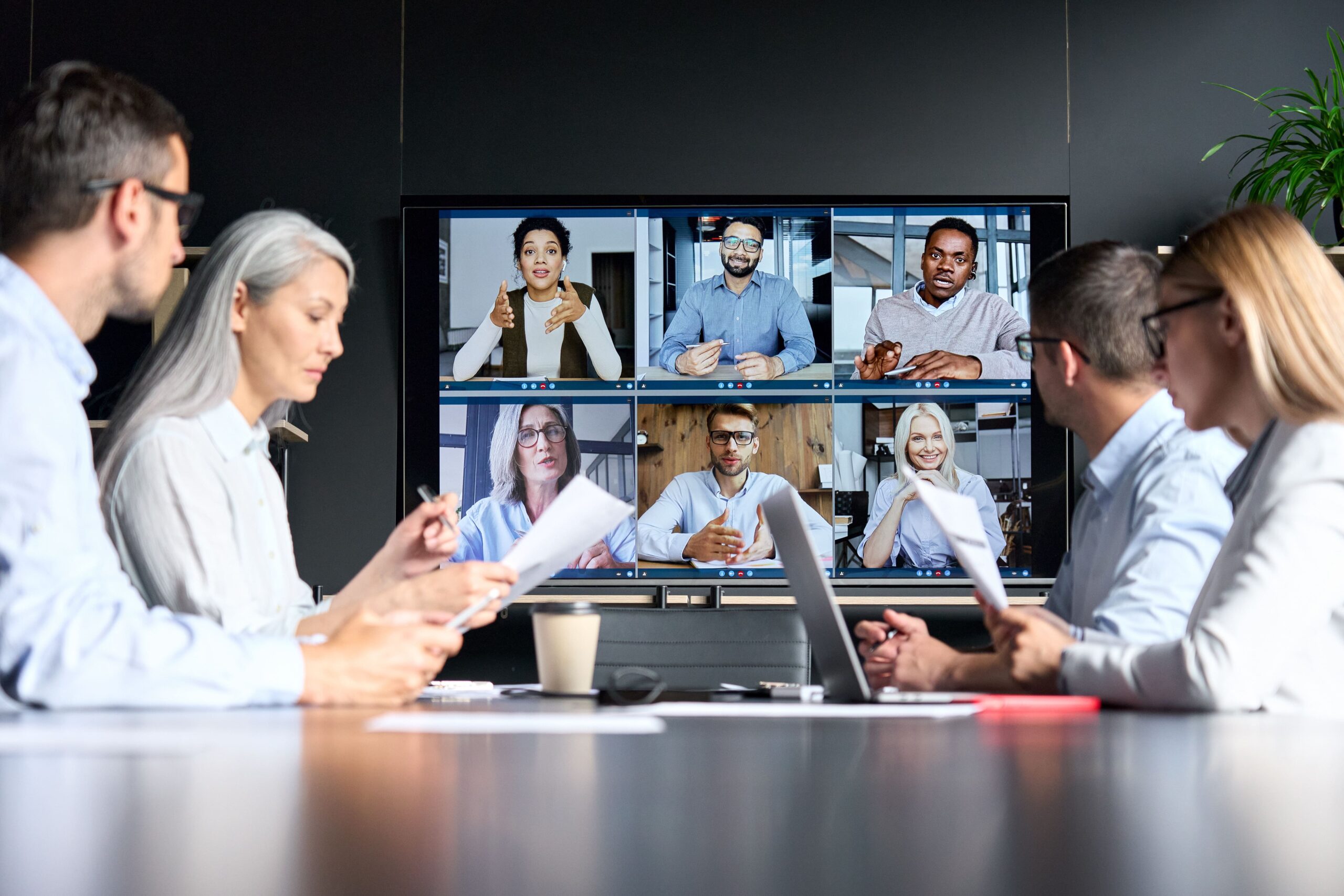 osoba sprawdzająca ustawienia dźwięku przed rozpoczęciem webinaru