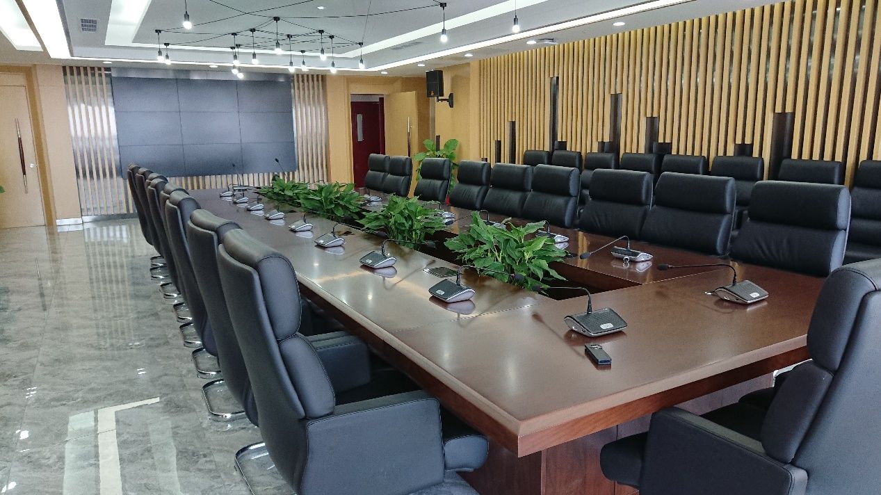technik dźwięku na konferencji realizator dźwięku w czasie pracy