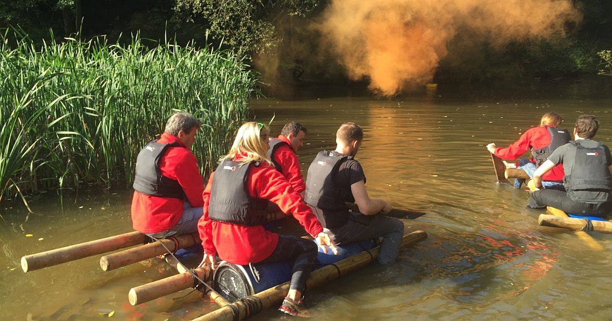 członkowie zespołu w czasie survivalowego wyzwania na świeżym powietrzu