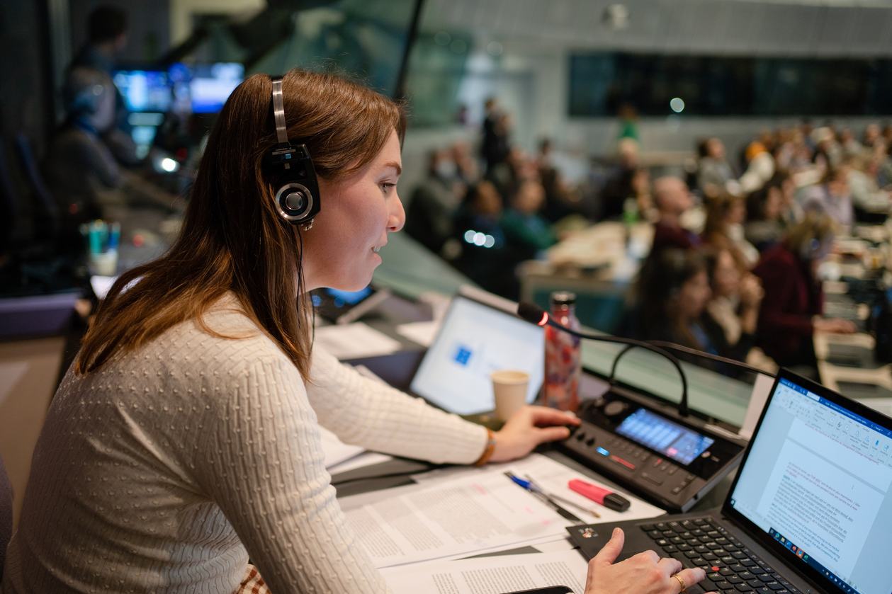 kabina tłumacza w czasie konferencji z osprzętem technicznym