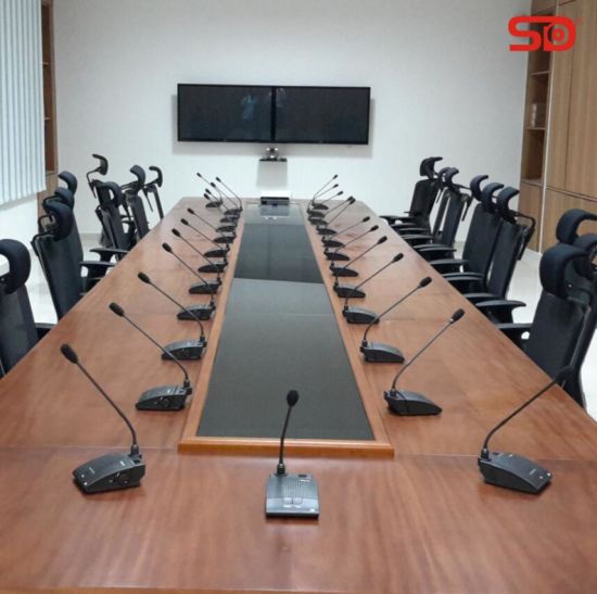 Mikrofon do klarownej prezentacji mikrofon przewodowy na podium dla prelegenta w czasie konferencji