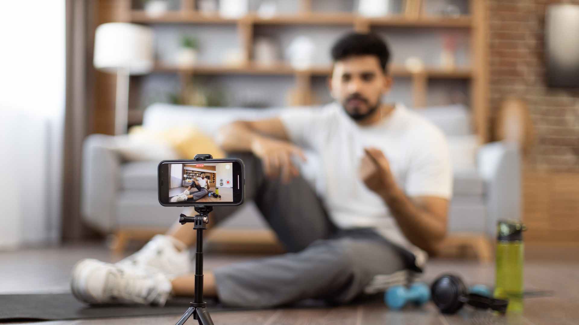 Mikrofon USB z filtrem szumów w czasie nagrywania szkolenia online