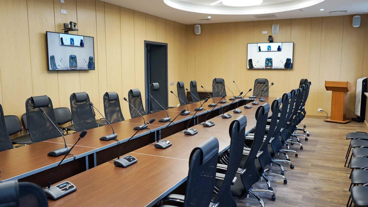 Testy dźwięku dla odpowiedniego nagłośnienia technik dokonujący pomiarów jakości dźwięku w czasie spotkania